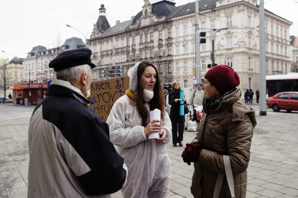 FOTO: Aktivisté uspořádali v centru Olomouce smogový happening, město prý přistupuje k situaci liknavě