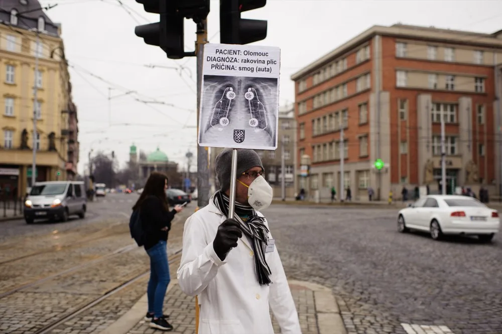 FOTO: Aktivisté uspořádali v centru Olomouce smogový happening, město prý přistupuje k situaci liknavě