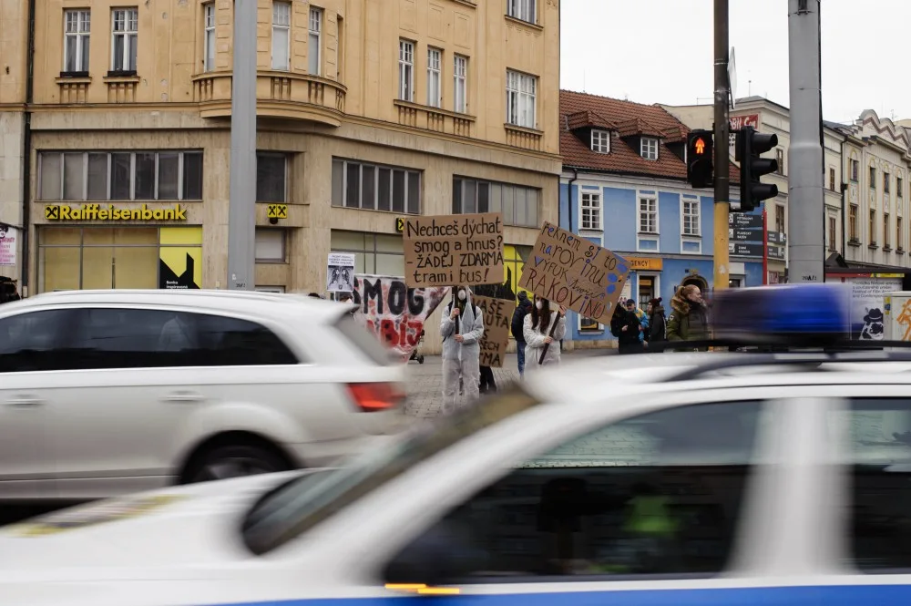 FOTO: Aktivisté uspořádali v centru Olomouce smogový happening, město prý přistupuje k situaci liknavě
