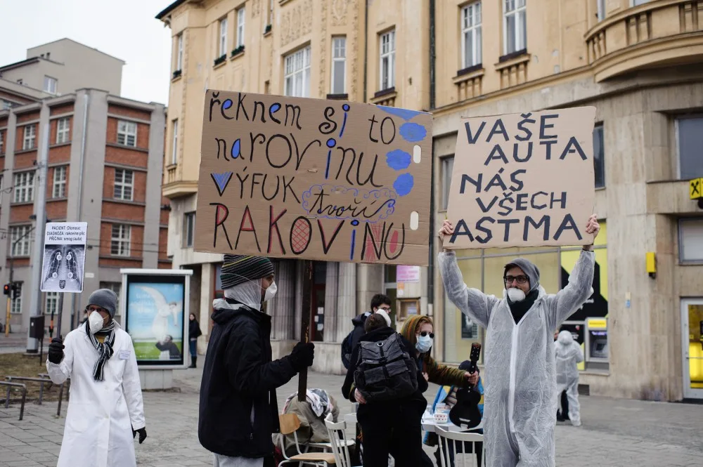 FOTO: Aktivisté uspořádali v centru Olomouce smogový happening, město prý přistupuje k situaci liknavě
