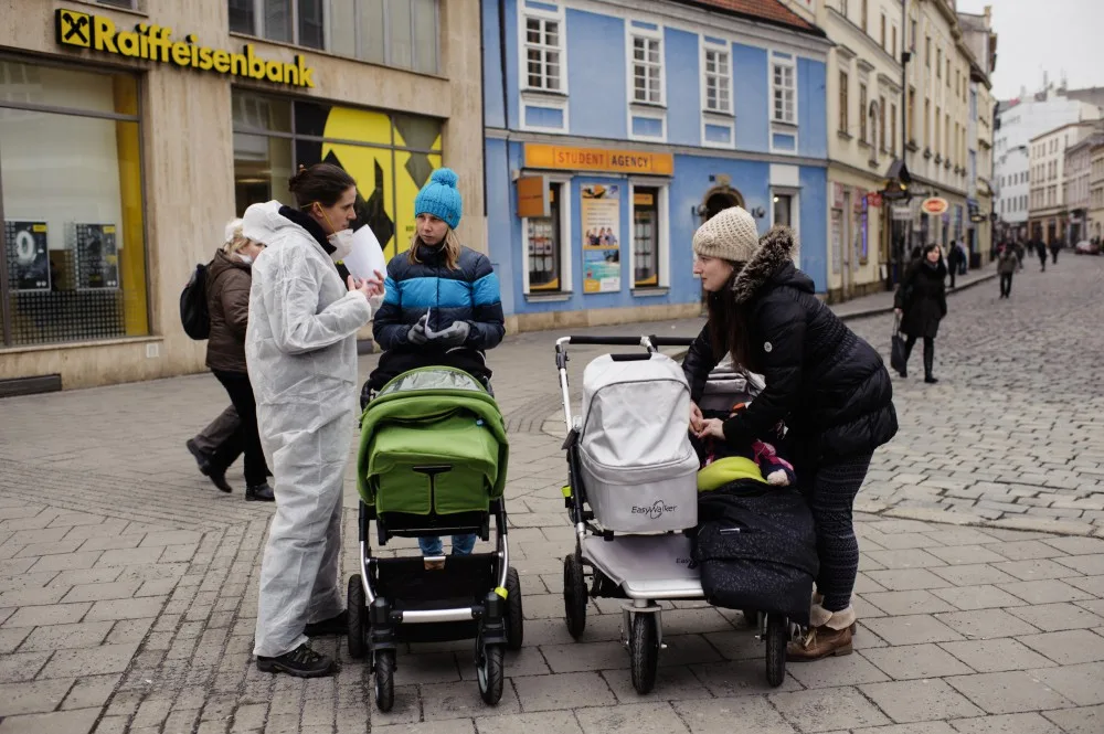 FOTO: Aktivisté uspořádali v centru Olomouce smogový happening, město prý přistupuje k situaci liknavě