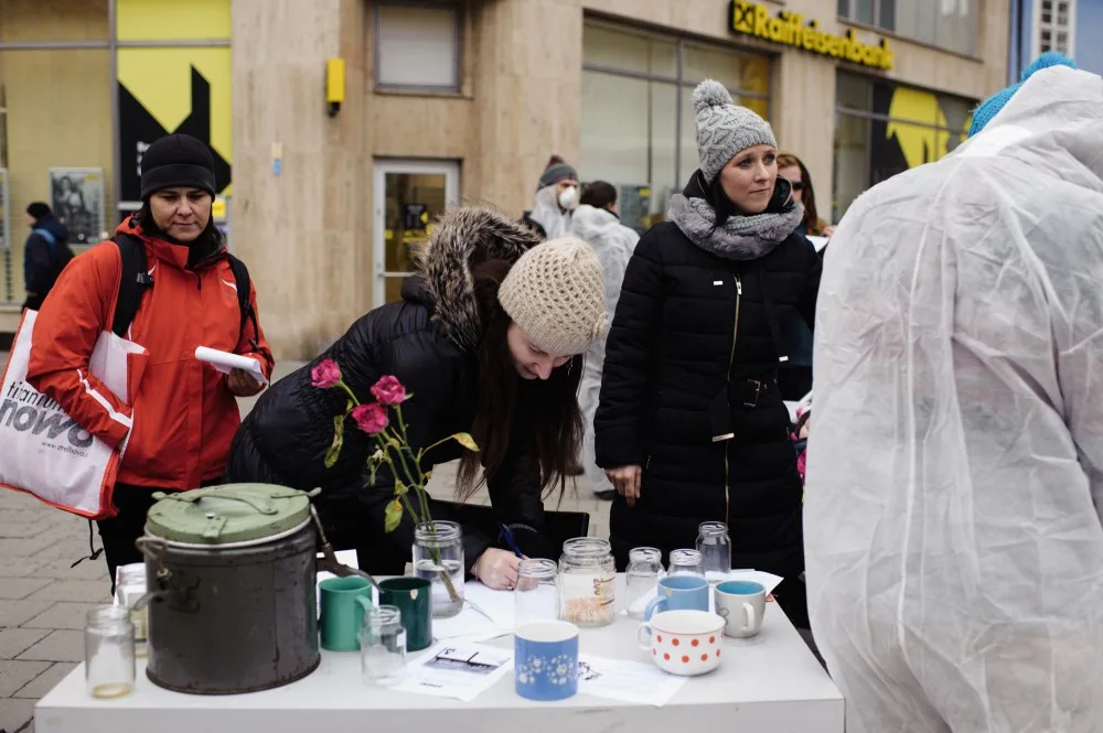 FOTO: Aktivisté uspořádali v centru Olomouce smogový happening, město prý přistupuje k situaci liknavě