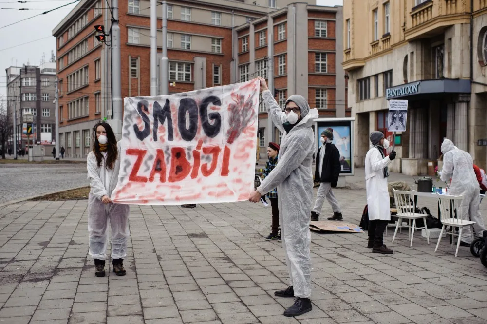 FOTO: Aktivisté uspořádali v centru Olomouce smogový happening, město prý přistupuje k situaci liknavě