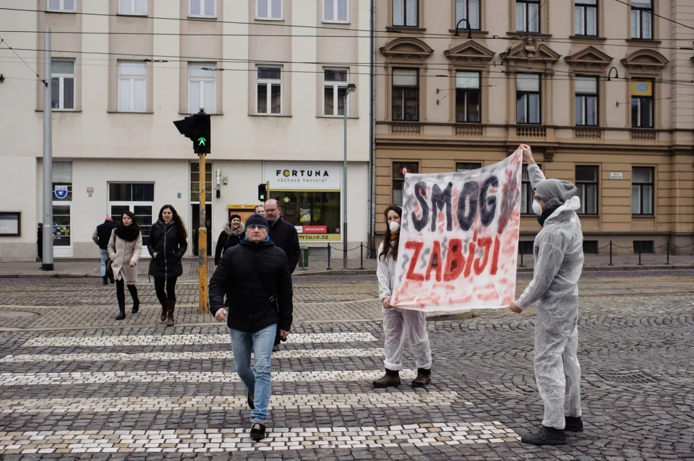 FOTO: Aktivisté uspořádali v centru Olomouce smogový happening, město prý přistupuje k situaci liknavě