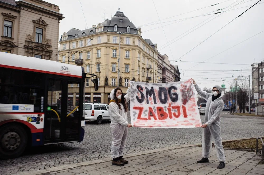 FOTO: Aktivisté uspořádali v centru Olomouce smogový happening, město prý přistupuje k situaci liknavě