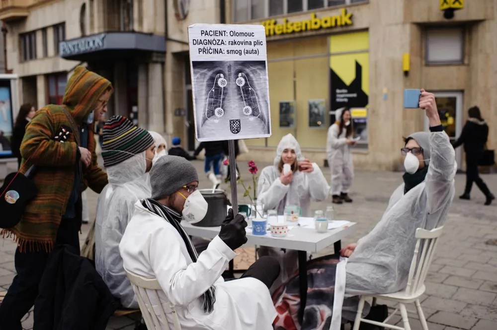 FOTO: Aktivisté uspořádali v centru Olomouce smogový happening, město prý přistupuje k situaci liknavě