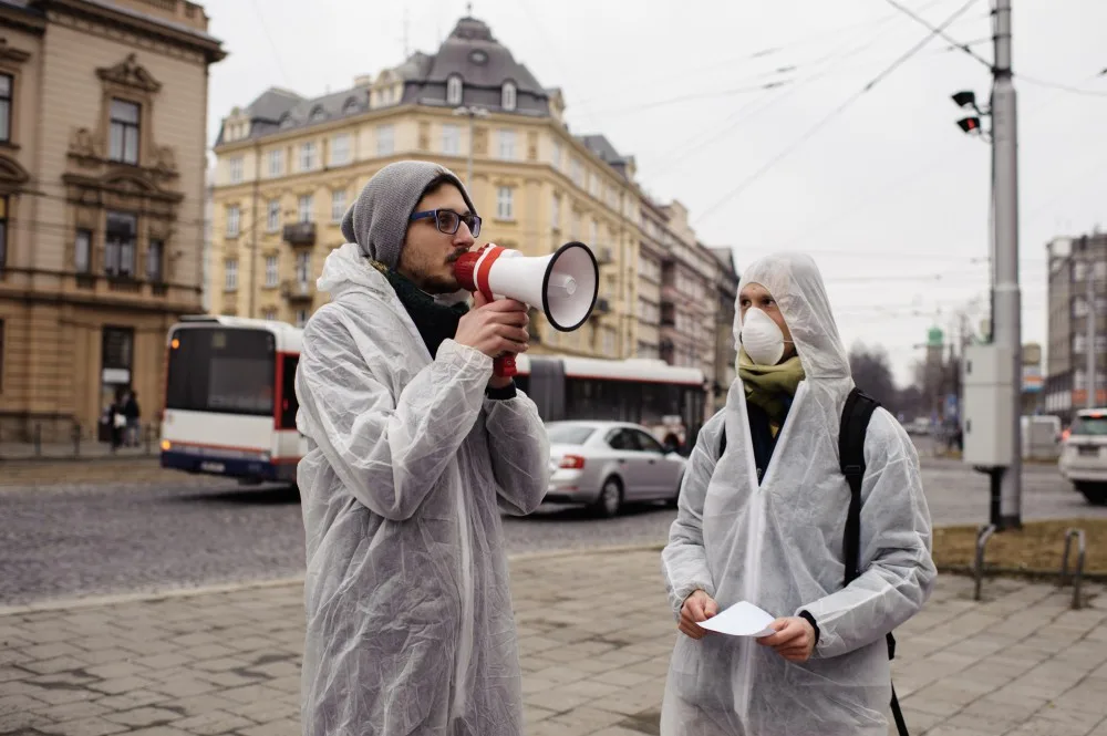 FOTO: Aktivisté uspořádali v centru Olomouce smogový happening, město prý přistupuje k situaci liknavě