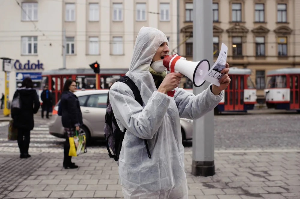 FOTO: Aktivisté uspořádali v centru Olomouce smogový happening, město prý přistupuje k situaci liknavě