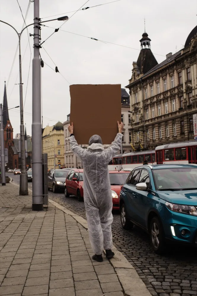 FOTO: Aktivisté uspořádali v centru Olomouce smogový happening, město prý přistupuje k situaci liknavě