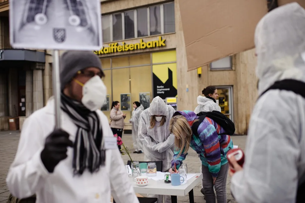 FOTO: Aktivisté uspořádali v centru Olomouce smogový happening, město prý přistupuje k situaci liknavě