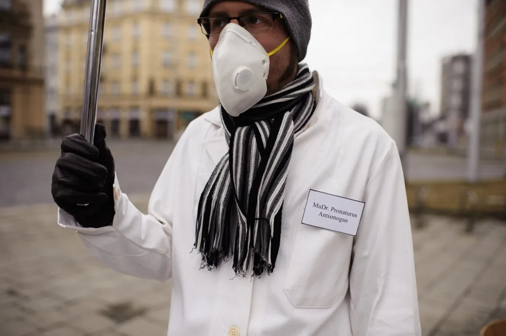 FOTO: Aktivisté uspořádali v centru Olomouce smogový happening, město prý přistupuje k situaci liknavě