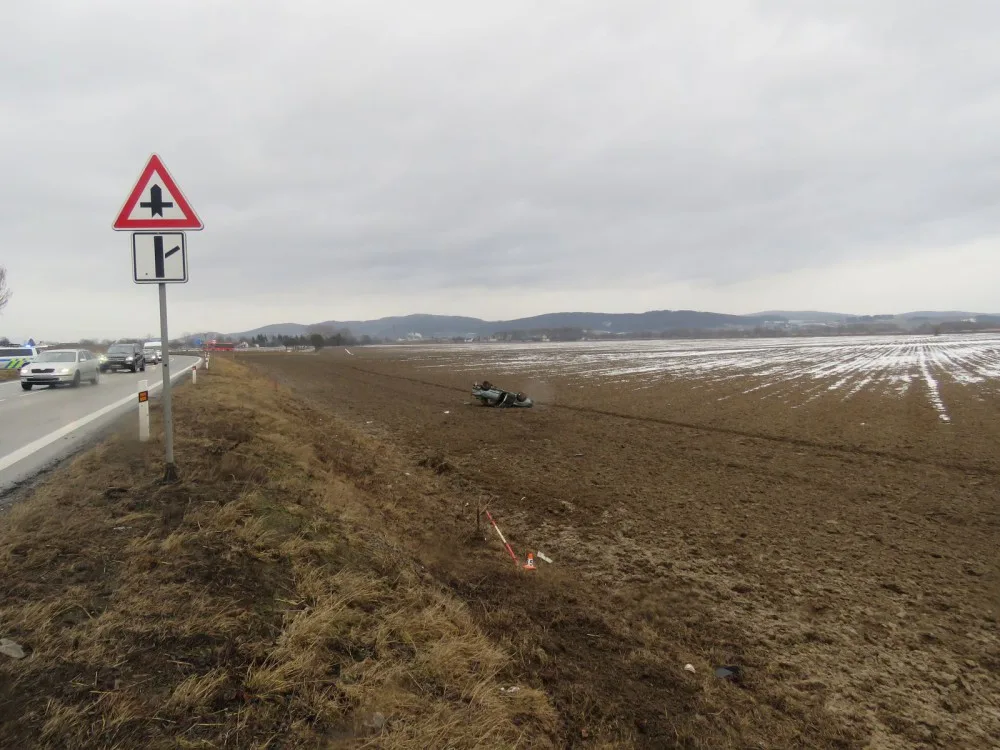 Devatenáctiletý řidič nezvládl svoje auto, po několika přemetech skončilo na střeše v poli