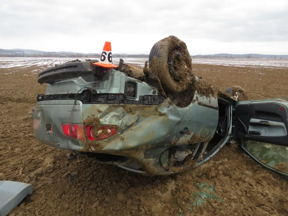 Devatenáctiletý řidič nezvládl svoje auto, po několika přemetech skončilo na střeše v poli
