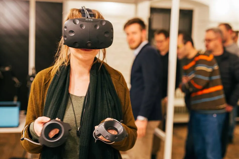 FOTOREPORT: V zajetí virtuální reality. Zájemci si ji mohli vyzkoušet v coworkingovém centru Vault 42