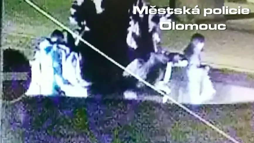 VIDEO: Muž na Dolním náměstí močil přímo v Neptunově kašně, zachytila ho kamera strážníků