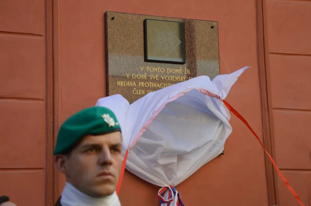 Václav Morávek padl před 75 lety. Na jeho počest odhalili v Šemberově ulici pamětní desku