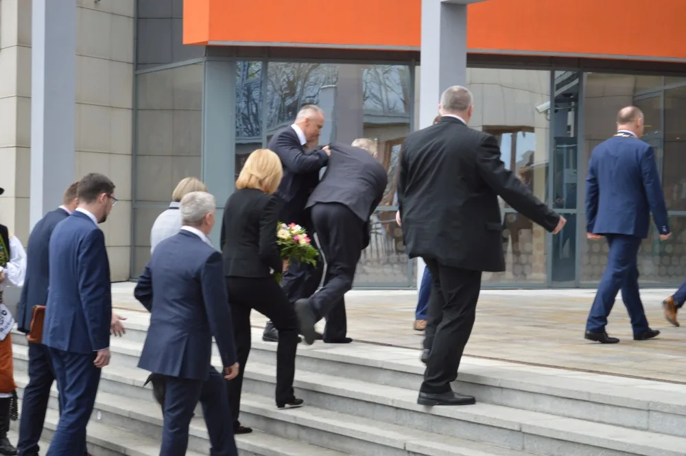 FOTO: Miloš Zeman přijel do Olomouce. Na schodech úřadu málem upadl, přišel na chvíli o botu