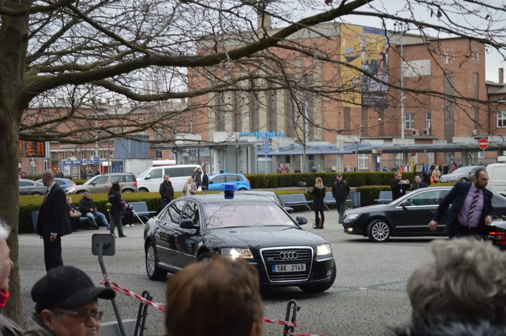 FOTO: Miloš Zeman přijel do Olomouce. Na schodech úřadu málem upadl, přišel na chvíli o botu
