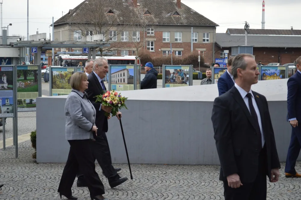FOTO: Miloš Zeman přijel do Olomouce. Na schodech úřadu málem upadl, přišel na chvíli o botu