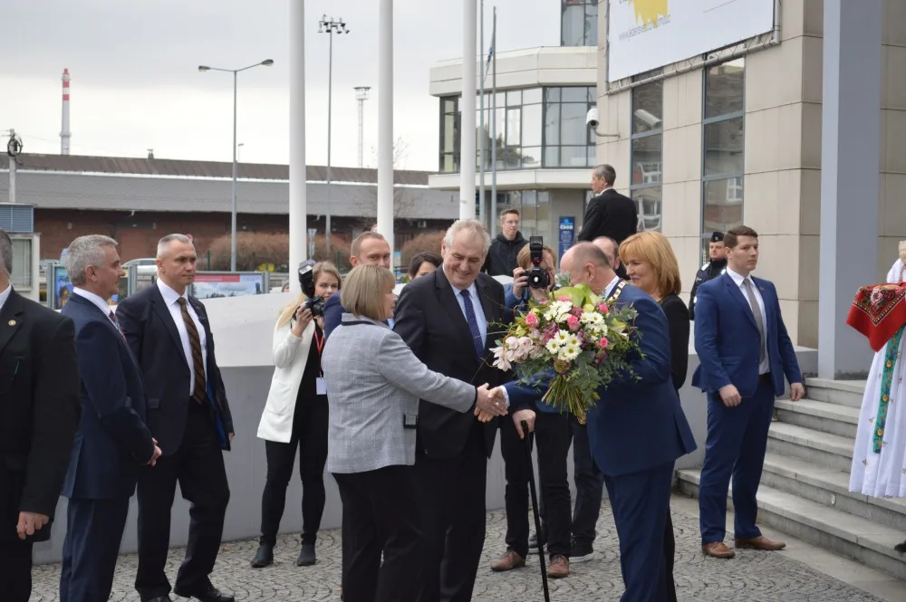 FOTO: Miloš Zeman přijel do Olomouce. Na schodech úřadu málem upadl, přišel na chvíli o botu