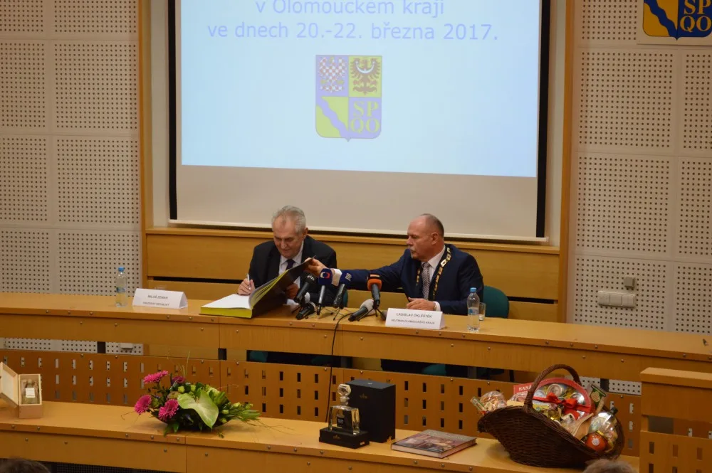 FOTO: Miloš Zeman přijel do Olomouce. Na schodech úřadu málem upadl, přišel na chvíli o botu