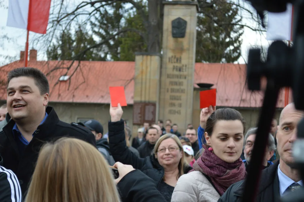FOTO: Návštěva prezidenta v Hněvotíně potěšila všechny místní kromě dvou odpůrců