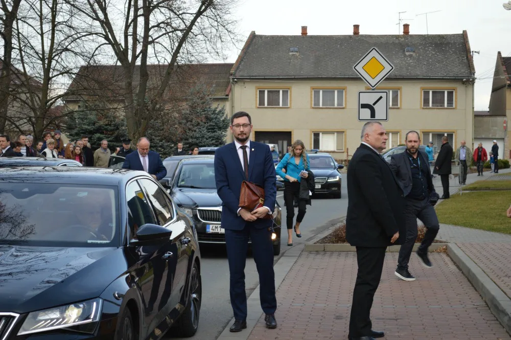 FOTO: Návštěva prezidenta v Hněvotíně potěšila všechny místní kromě dvou odpůrců