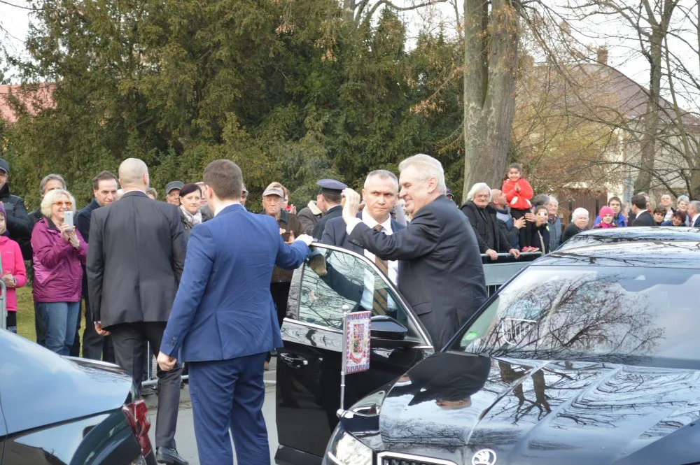 FOTO: Návštěva prezidenta v Hněvotíně potěšila všechny místní kromě dvou odpůrců