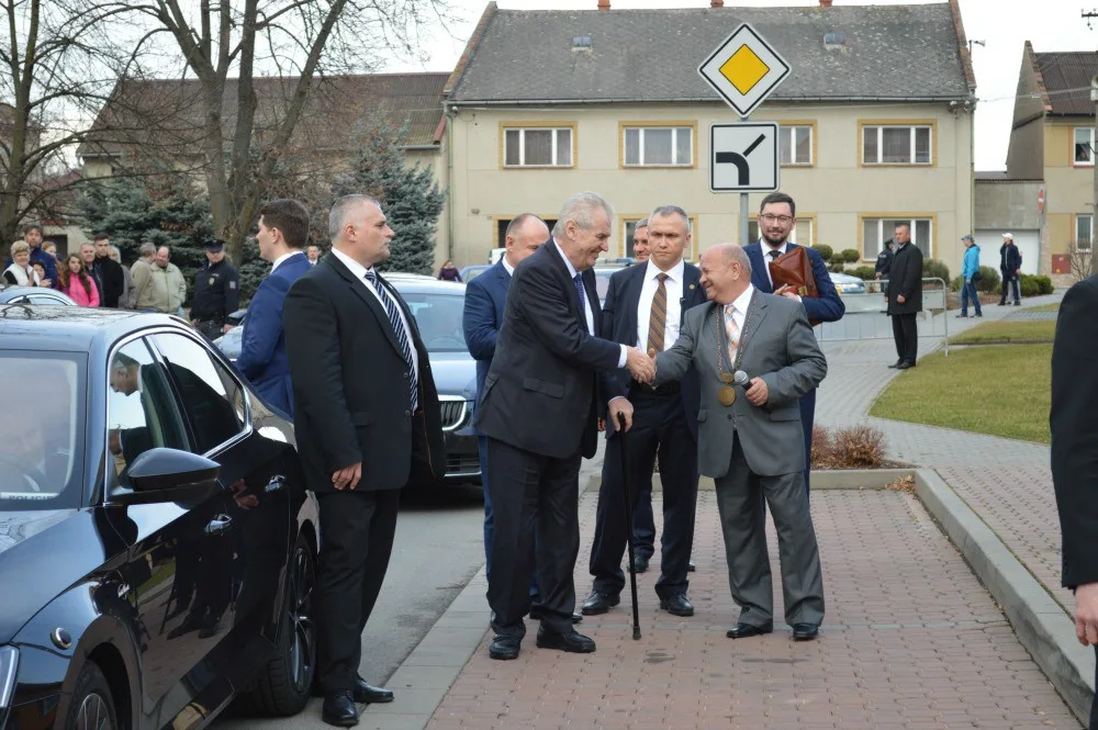 FOTO: Návštěva prezidenta v Hněvotíně potěšila všechny místní kromě dvou odpůrců