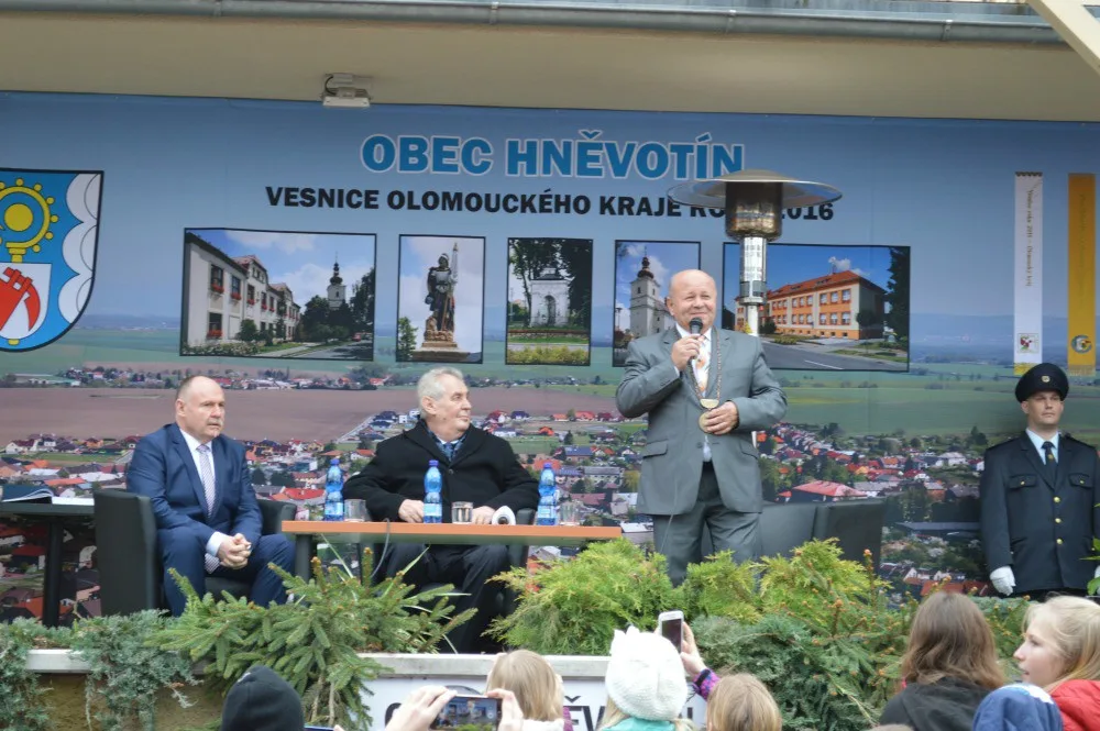 FOTO: Návštěva prezidenta v Hněvotíně potěšila všechny místní kromě dvou odpůrců
