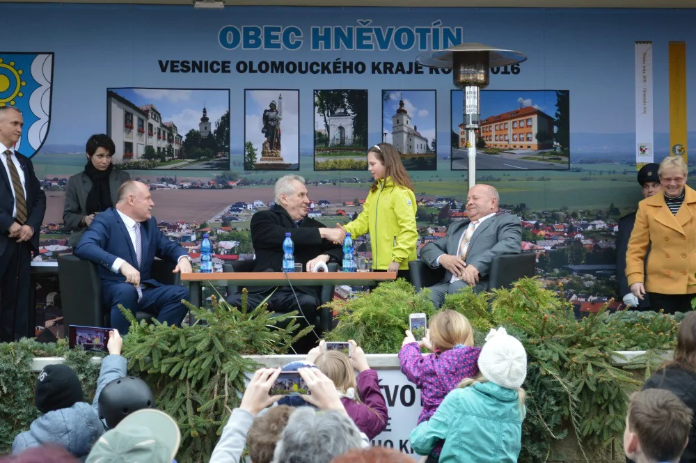 FOTO: Návštěva prezidenta v Hněvotíně potěšila všechny místní kromě dvou odpůrců