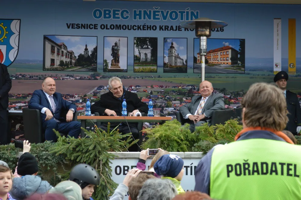 FOTO: Návštěva prezidenta v Hněvotíně potěšila všechny místní kromě dvou odpůrců