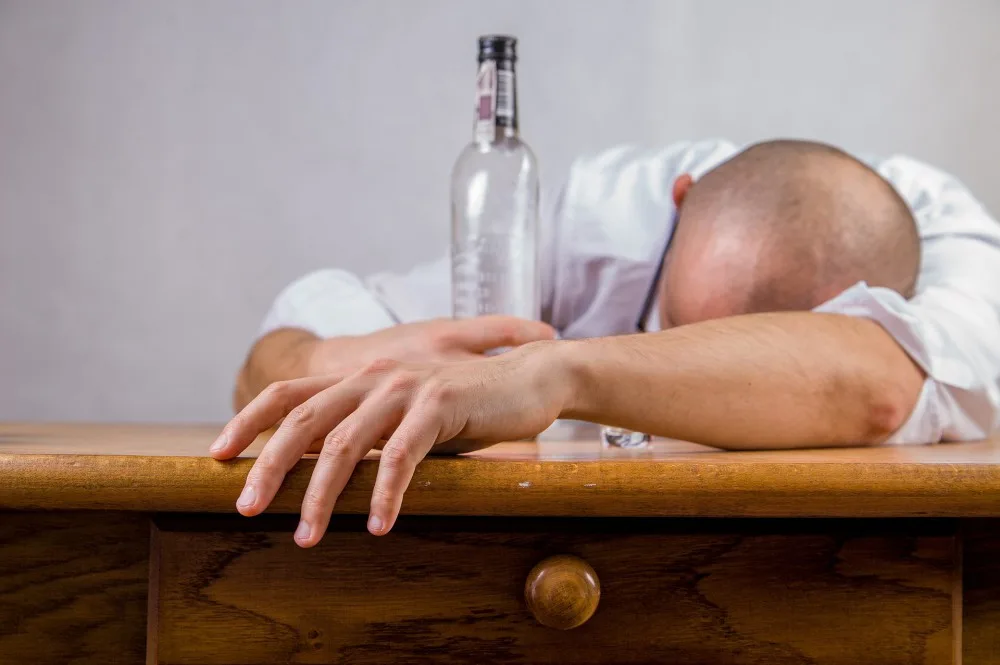 Kvůli agresivnímu opilci museli hosté opustit bar