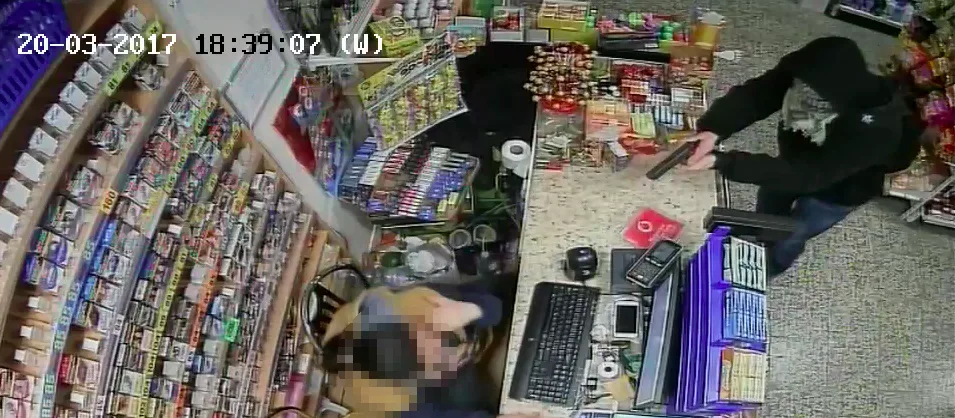 VIDEO: Muž s pistolí v ruce přepadl prodejnu na Tř. Svornosti. Jeho počínání zachytila kamera