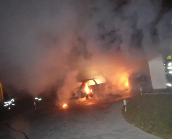 FOTO: Pod přístřeškem rodinného domu začala hořet dvě auta, škoda dosáhla milionu korun