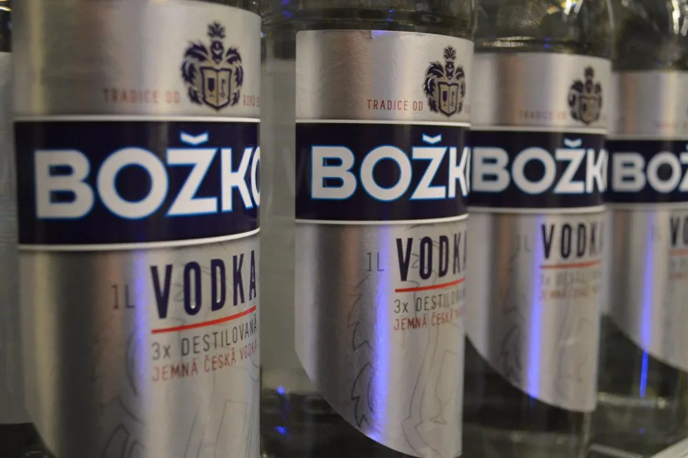 Opilý muž se plazil s ukradenou láhví rumu kolem ostrahy. Po několika metrech usnul