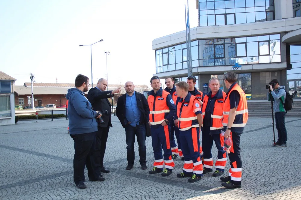 FOTO: Záchranná služba dnes před Krajským úřadem představila nové sanitky
