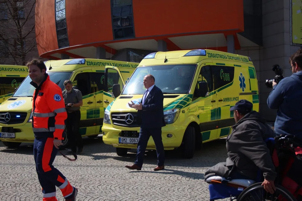 FOTO: Záchranná služba dnes před Krajským úřadem představila nové sanitky