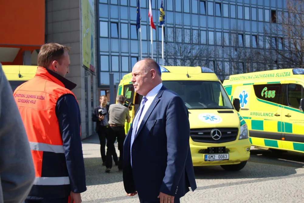 FOTO: Záchranná služba dnes před Krajským úřadem představila nové sanitky