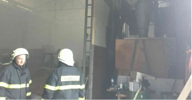 Hasiči likvidovali požár skladu. Na místo museli i policisté, našlo se tam nelegální zboží