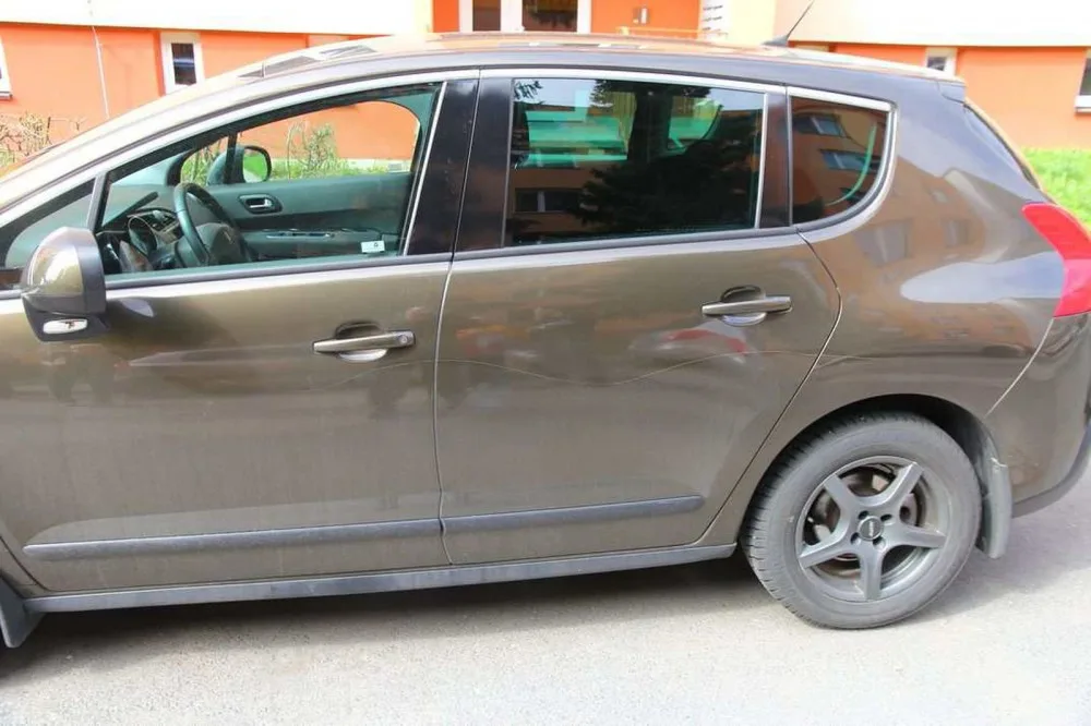 Pachatel přejel klíčem čtrnáct zaparkovaných aut. Způsobil stotisícovou škodu