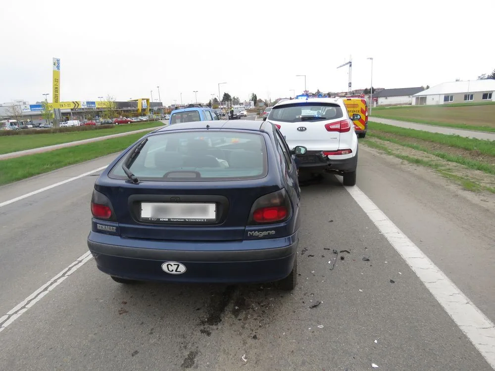 Seniorka přehlédla kolonu u kruhového objezdu a narazila se svým vozem zezadu do stojícího auta
