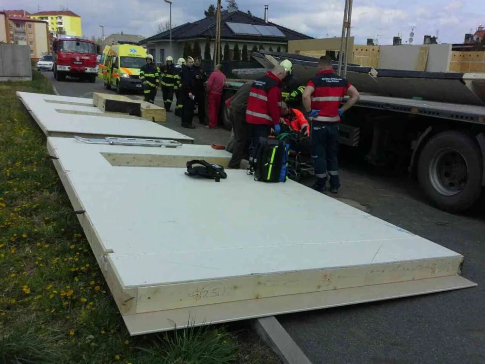 Na dělníka v Prostějově spadl dřevěný panel