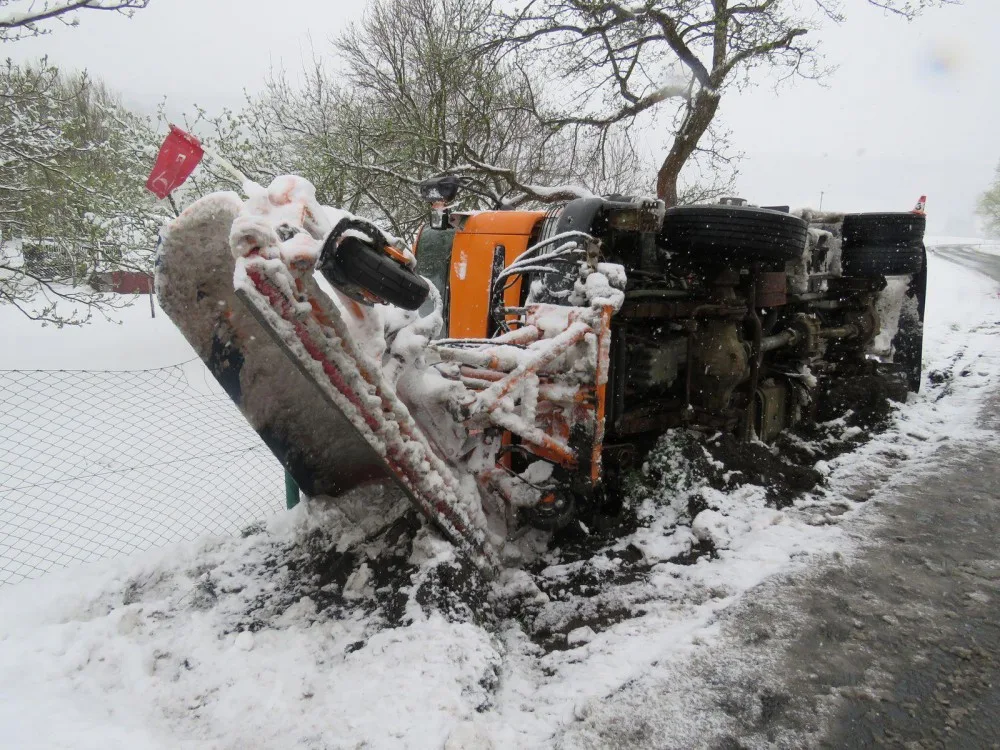 Sypač skončil převrácený v příkopu