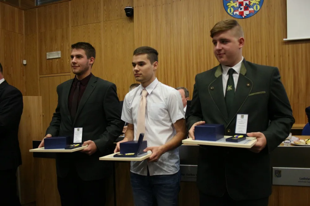 Hejtman Ladislav Okleštěk ocenil tři mladíky za záchranu lidského života