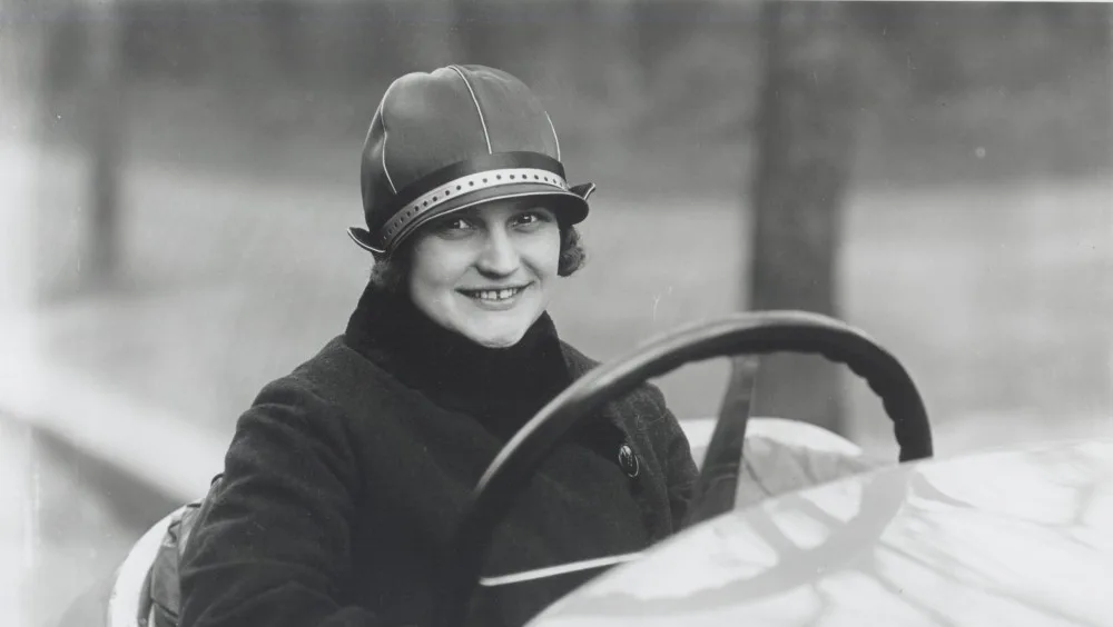 Eliška Junková byla legendou českého závodění. Ve dvacátých letech minulého století se dokázala vyrovnat nejlepším mužským závodníkům