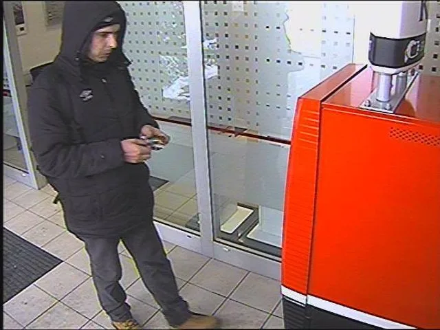 Policie hledá muže, který se s kradenou kartou pokoušel vybrat peníze a několikrát s ní v Olomouci zaplatil