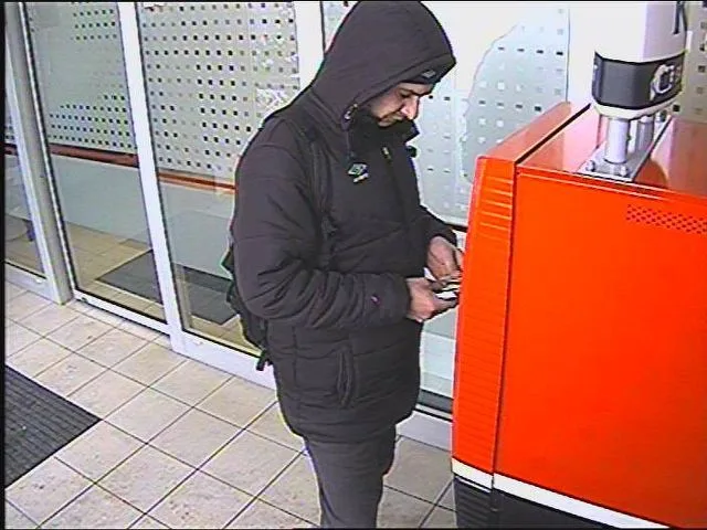 Policie hledá muže, který se s kradenou kartou pokoušel vybrat peníze a několikrát s ní v Olomouci zaplatil