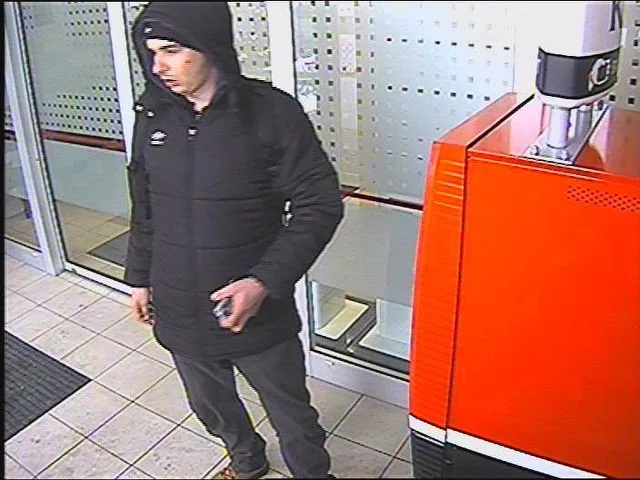 Policie hledá muže, který se s kradenou kartou pokoušel vybrat peníze a několikrát s ní v Olomouci zaplatil