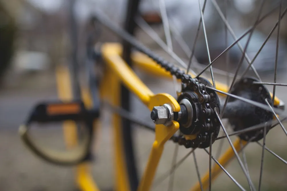 Řidič na křižovatce srazil cyklistku a od nehody ujel. Policie shání svědky